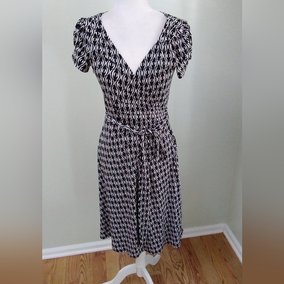 Bisou Bisou Dresses & Skirts - Bisou Bisou Michele Bohbot Geometric Print Wrap Dress